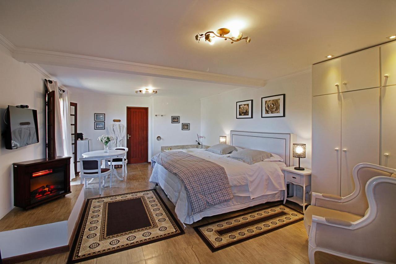 Quarto com Cama King-size e Banheira de Hidromassagem